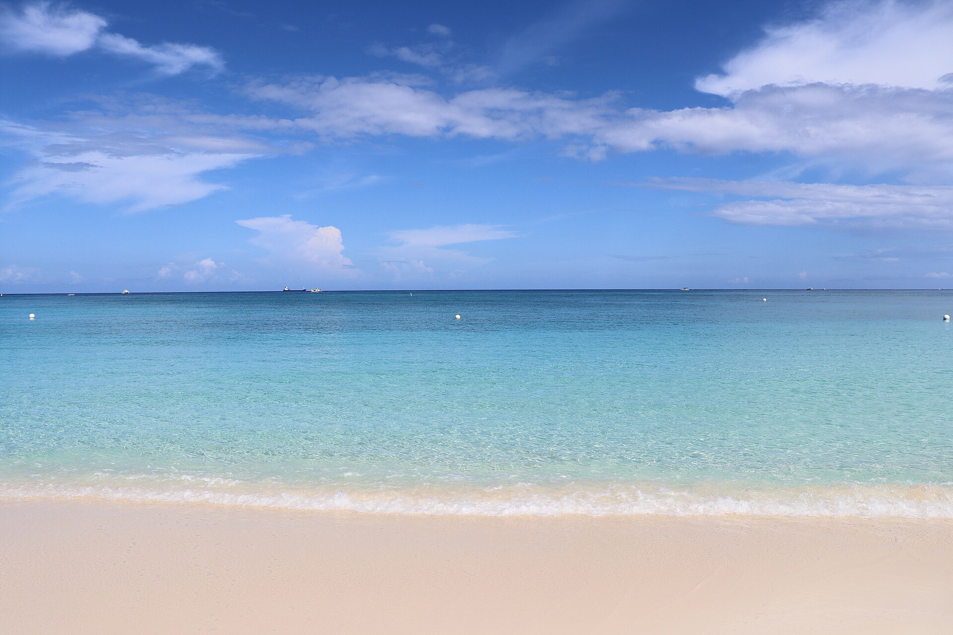 Seven Mile Beach — photo 2